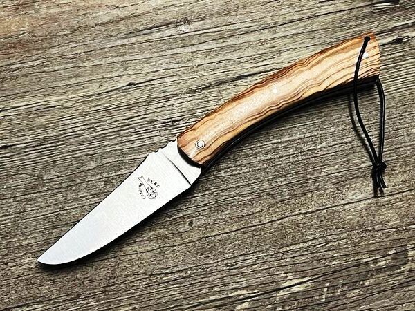 Das Camembert Prestige, französisches Taschenmesser, Griff Olivenholz, mit Ressort- und Klingenrückenverzierung, Schmiede Guy Vialis Das Camembert Prestige, französisches Taschenmesser, Griff Olivenholz, mit Ressort- und Klingenrückenverzierung, Schmiede Guy Vialis