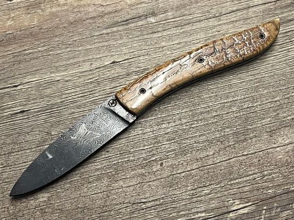 Couteau Névé von Tim Bernard, Griff braune Mammutelfenbeinkruste poliert, Klinge 300 Lagen Mosaikdamast