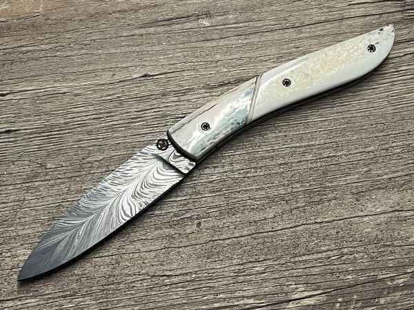 Couteau Névé von Tim Bernard, fossiles Walrosselfenbein mit Mammutelfenbein, Klinge 300 Lagen Federdamast