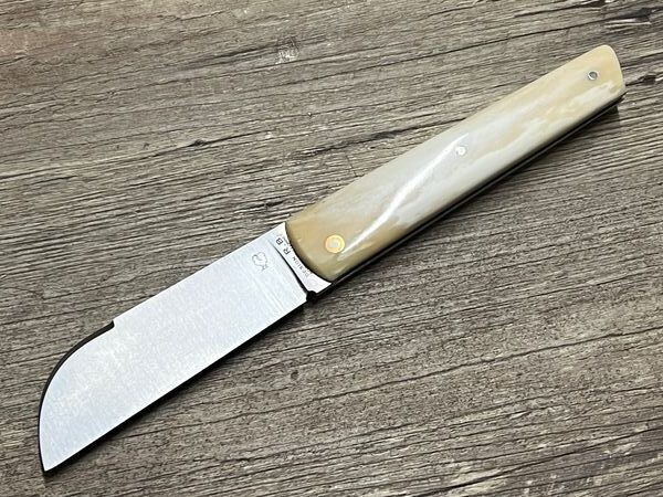 Das Seurre, maritimes Taschenmesser, Design ROBERT BEILLONNET, Griff Büffelknochen weiß, Ressortverzierung, Klinge XC 75, Schmiede PassionFrance Das Seurre, maritimes Taschenmesser, Design ROBERT BEILLONNET, Griff Büffelknochen weiß, Ressortverzierung, Klinge XC 75, Schmiede PassionFrance