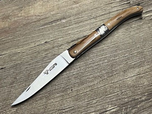 Laguiole en Aubrac 12 cm, Mitres Centrale ziseliert, Meisterstück, Unikat, Mammutelfenbein poliert, Liseres schwarz, geschmiedete Biene, Steck-Etui aus Schlangenleder Laguiole en Aubrac 12 cm, Mitres Centrale ziseliert, Meisterstück, Unikat, Mammutelfenbein poliert, Liseres schwarz, geschmiedete Biene, Steck-Etui aus Schlangenleder