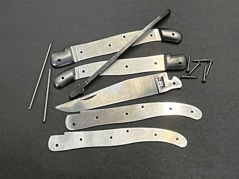 Laguiole Messerbausatz 11 cm, Doppelplatine, Original Kit aus Thiers, Frankreich, geschmiedete Feder und Biene matt, Klinge 12 C 27 matt, Bausatz Nr. 3 Laguiole Messerbausatz 11 cm, Doppelplatine, Original Kit aus Thiers, Frankreich, geschmiedete Feder und Biene matt, Klinge 12 C 27 matt, Bausatz Nr. 3