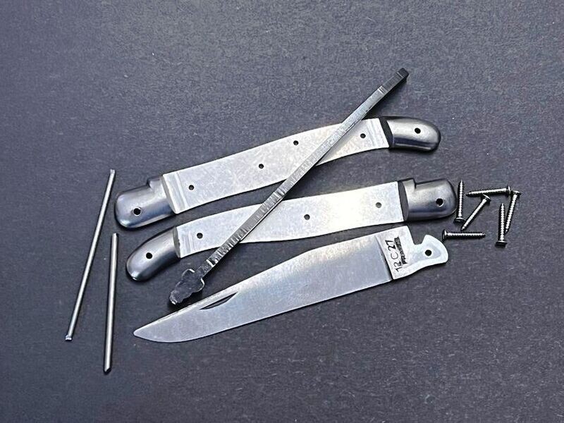 Laguiole Messerbausatz 11 cm, Original Kit aus Thiers, Frankreich, geschmiedete Feder und Biene matt, Klinge 12 C 27 matt, Bausatz Nr. 1 Laguiole Messerbausatz 11 cm, Original Kit aus Thiers, Frankreich, geschmiedete Feder und Biene matt, Klinge 12 C 27 matt, Bausatz Nr. 1