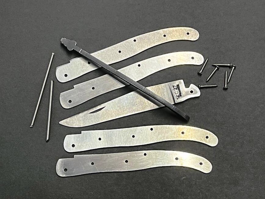 Laguiole Messerbausatz 11 cm voller Griff, Doppelplatine,  Original Kit aus Thiers, Frankreich, geschmiedete Feder und Biene matt, Klinge 12 C 27 matt, Bausatz Nr. 4