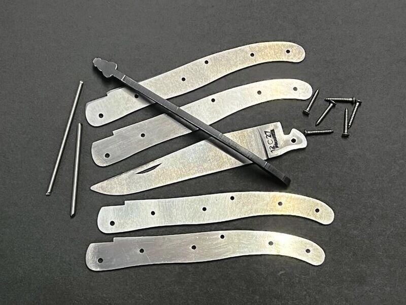 Laguiole Messerbausatz 11 cm voller Griff, Doppelplatine, Original Kit aus Thiers, Frankreich, geschmiedete Feder und Biene matt, Klinge 12 C 27 matt, Bausatz Nr. 4 Laguiole Messerbausatz 11 cm voller Griff, Doppelplatine, Original Kit aus Thiers, Frankreich, geschmiedete Feder und Biene matt, Klinge 12 C 27 matt, Bausatz Nr. 4