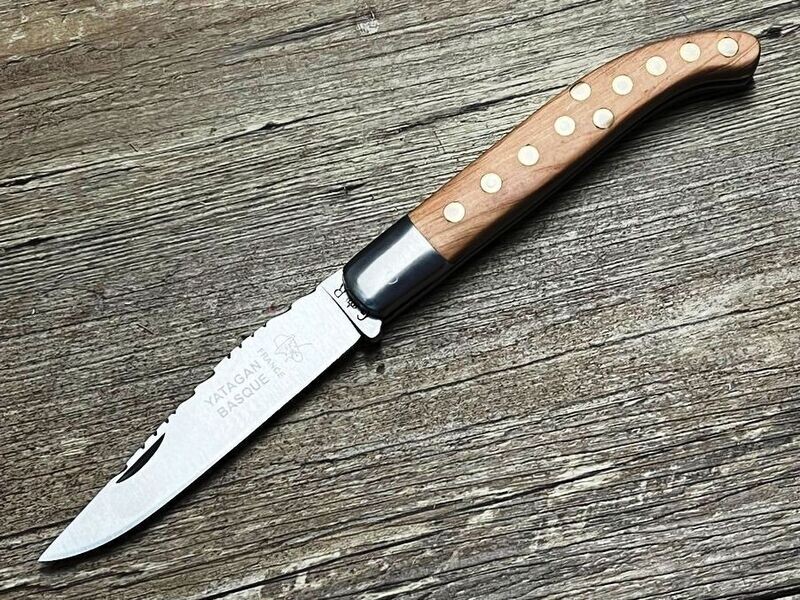 Das Basque Yatagan, Griff Wacholder mit Rosettenverzierung, Schmiede Thiers Issard Das Basque Yatagan, Griff Wacholder mit Rosettenverzierung, Schmiede Thiers Issard