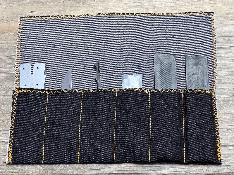 Geschenkidee, Komplettpaket, Original Laguiole Messerbausatz 12 cm mit Griffbeschalung in einer Messerrolle für 6 Taschenmesser Geschenkidee, Komplettpaket, Original Laguiole Messerbausatz 12 cm mit Griffbeschalung in einer Messerrolle für 6 Taschenmesser