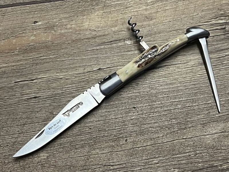 Laguiole en Aubrac 12 cm, geschmiedete Biene, Griff Hirschhorn aus der Auvergne, Korkenzieher und Ahle, Leder Steck-Etui, Messer Nr. 2 Laguiole en Aubrac 12 cm, geschmiedete Biene, Griff Hirschhorn aus der Auvergne, Korkenzieher und Ahle, Leder Steck-Etui, Messer Nr. 2