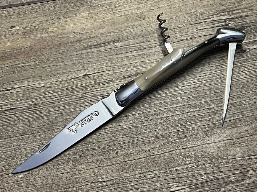 Laguiole en Aubrac 12 cm, geschmiedete Biene, Griff  geflammte Hornspitze Korkenzieher und Ahle, Leder Steck-Etui,  Messer Nr. 1