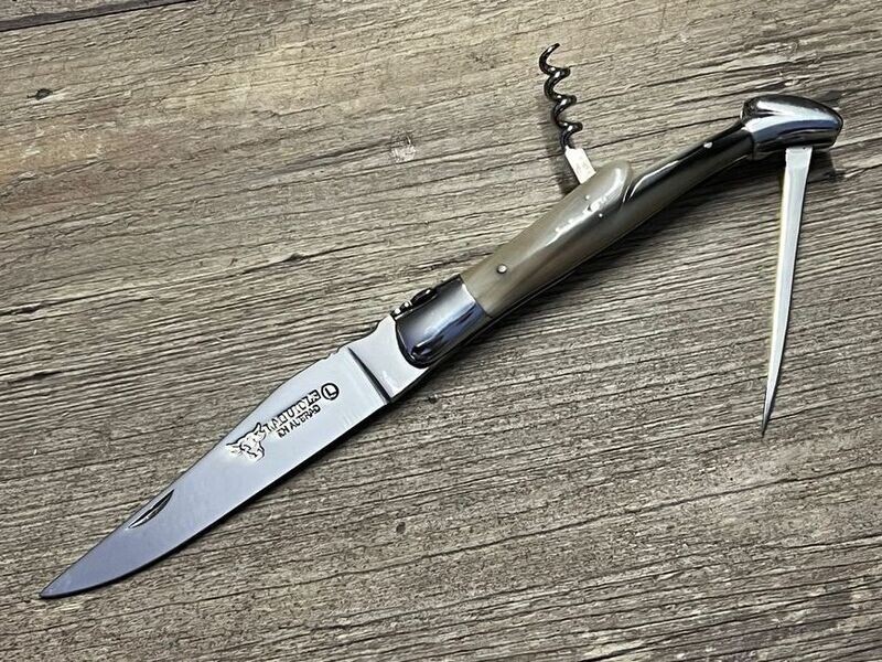 Laguiole en Aubrac 12 cm, geschmiedete Biene, Griff geflammte Hornspitze Korkenzieher und Ahle, Leder Steck-Etui, Messer Nr. 1 Laguiole en Aubrac 12 cm, geschmiedete Biene, Griff geflammte Hornspitze Korkenzieher und Ahle, Leder Steck-Etui, Messer Nr. 1