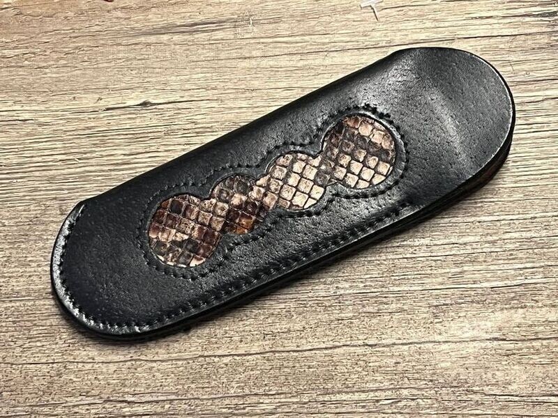 Fenster-Steck-Etui mit Schlangenleder (Echtleder) für das Névé von Tim Bernard, Fenster-Steck-Etui mit Schlangenleder (Echtleder) für das Névé von Tim Bernard,