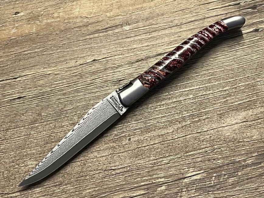 Laguiole en Aubrac 12 cm, geschmiedete Biene, Doppelplatine, Griff Mammutbackenzahn rot, japanische Damastklinge, Schlangenlederetui, Holzbox