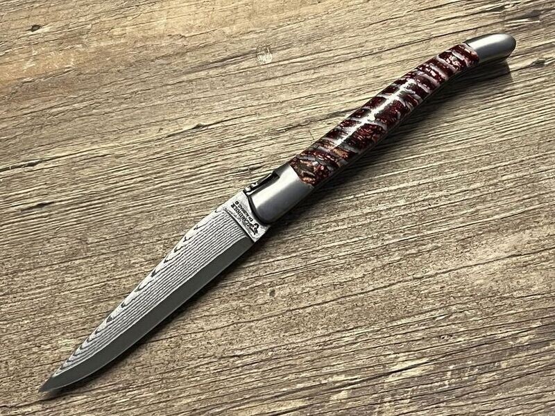 Laguiole en Aubrac 12 cm, geschmiedete Biene, Doppelplatine, Griff Mammutbackenzahn rot, japanische Damastklinge, Schlangenlederetui, Holzbox Laguiole en Aubrac 12 cm, geschmiedete Biene, Doppelplatine, Griff Mammutbackenzahn rot, japanische Damastklinge, Schlangenlederetui, Holzbox