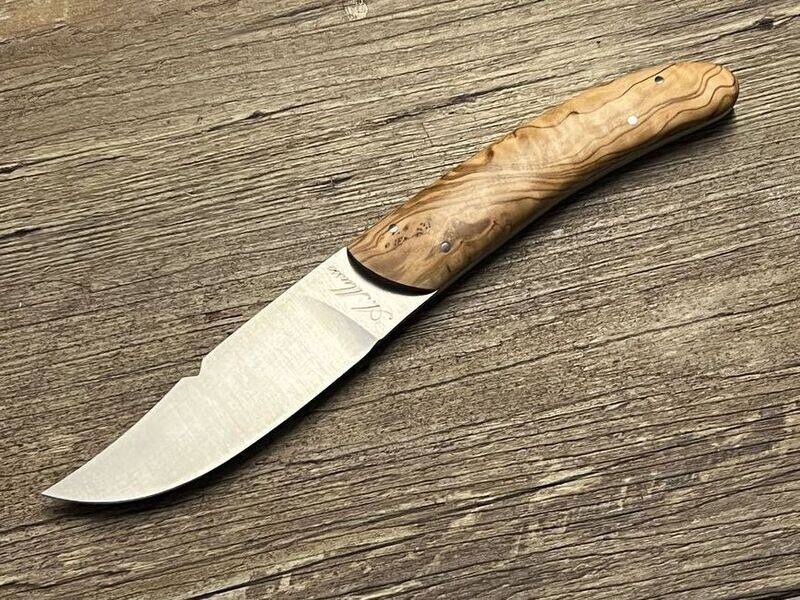 Jagdmesser Corse Chasse, Griff Olivenholzwurzel, mit Gürtellederholster aus Bullen-Kernleder gepunzt, Alexandre Musso, Messer Nr. 1 Jagdmesser Corse Chasse, Griff Olivenholzwurzel, mit Gürtellederholster aus Bullen-Kernleder gepunzt, Alexandre Musso, Messer Nr. 1