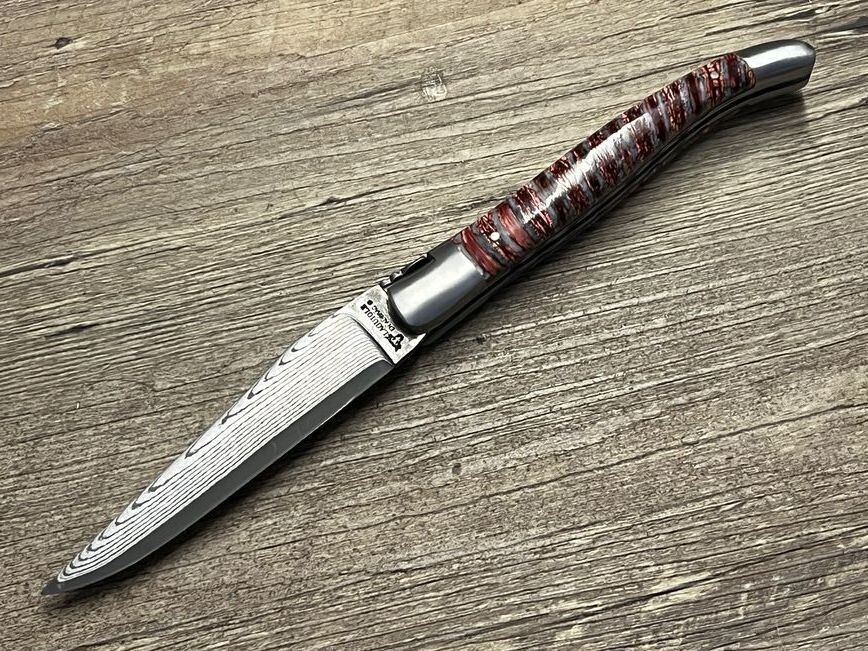 Laguiole en Aubrac 12 cm, geschmiedete Biene, Doppelplatine, Griff Mammutbackenzahn rot, japanische Damastklinge,  Schlangenlederetui, Holzbox, Messer Nr. 2