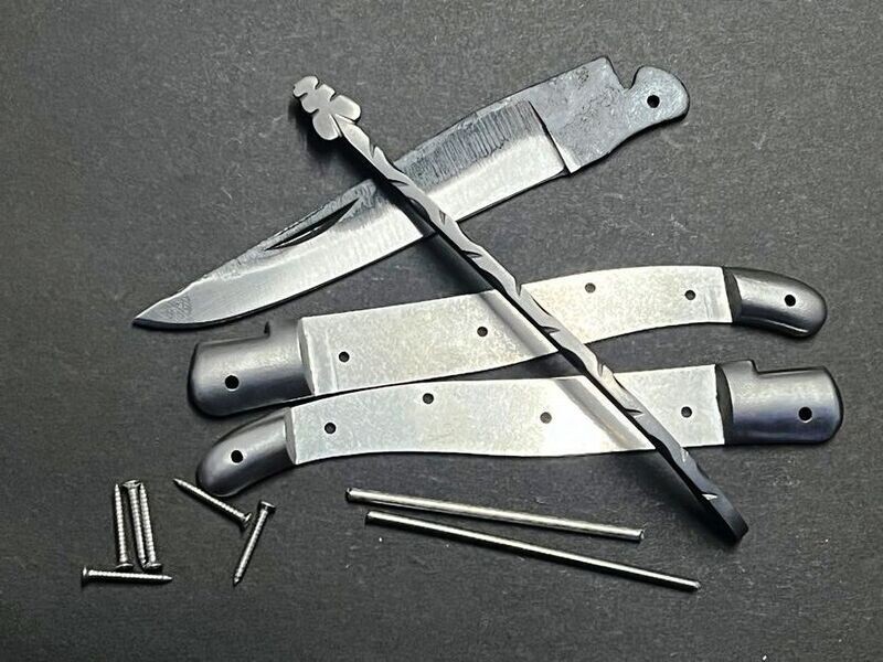 Laguiole Messerbausatz, Original Kit aus Thiers, Frankreich, geschmiedete Feder und Biene matt, Klinge roh geschmiedet, Ressort guillochiert, Bausatz Nr. 9 Laguiole Messerbausatz, Original Kit aus Thiers, Frankreich, geschmiedete Feder und Biene matt, Klinge roh geschmiedet, Ressort guillochiert, Bausatz Nr. 9