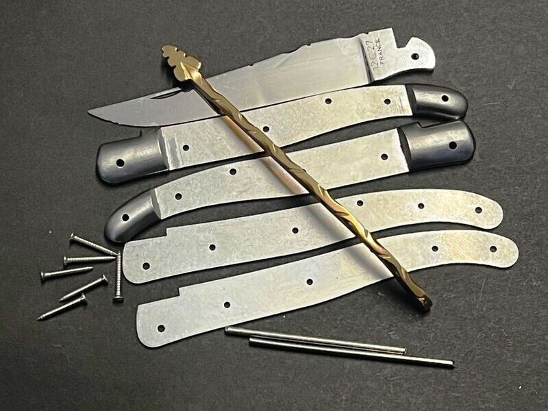 Laguiole Messerbausatz, Original Kit aus Thiers, Frankreich, geschmiedete Feder und Biene verziert 24 Karat vergoldet, Glanz, Doppelplatine, Klinge 12 C 27 Hochglanz, Liseres Laguiole Messerbausatz, Original Kit aus Thiers, Frankreich, geschmiedete Feder und Biene verziert 24 Karat vergoldet, Glanz, Doppelplatine, Klinge 12 C 27 Hochglanz, Liseres