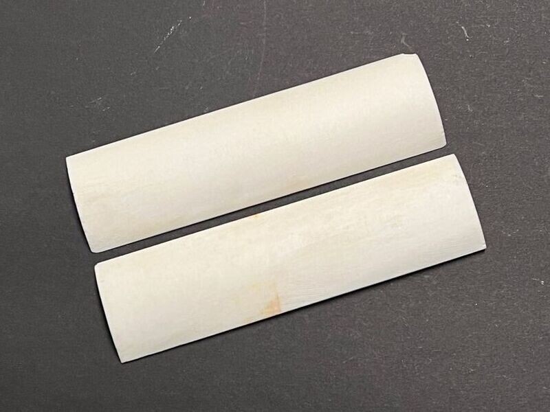 Griffschalen Kamelknochen weiß, halbrund, Breite 30 mm,  für alle hier angebotenen Messerbausätze