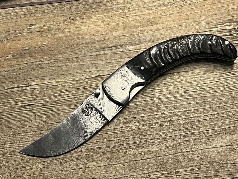U Rusticu, Luxe, Grand Modell, korsisches Hirtenmesser, Griff Widderhorn, Klinge und Heftbacken Damaststahl, Coutellerie du Bastion Le Berger, Messer Nr. 2 U Rusticu, Luxe, Grand Modell, korsisches Hirtenmesser, Griff Widderhorn, Klinge und Heftbacken Damaststahl, Coutellerie du Bastion Le Berger, Messer Nr. 2
