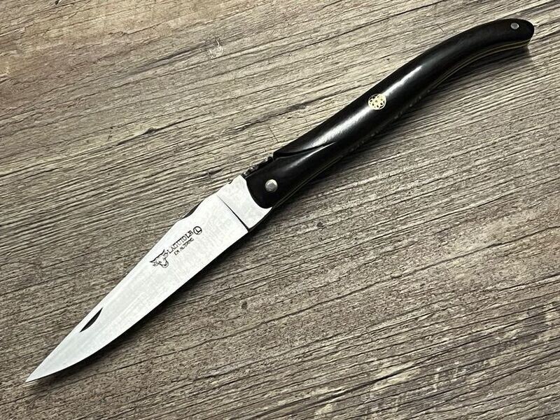 Laguiole en Aubrac 12 cm,  voller Griff, Ebenholz, Messingplatine, Mosaik-Pin, Messer Nr. 1