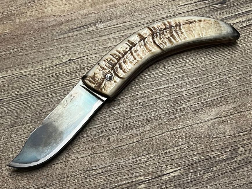 Großes Cornicciolu , korsisches Hirtenmesser,  Griff Widderhorn, roh belassene Karbonklinge, Alexandre Musso, Messer Nr. 4 A