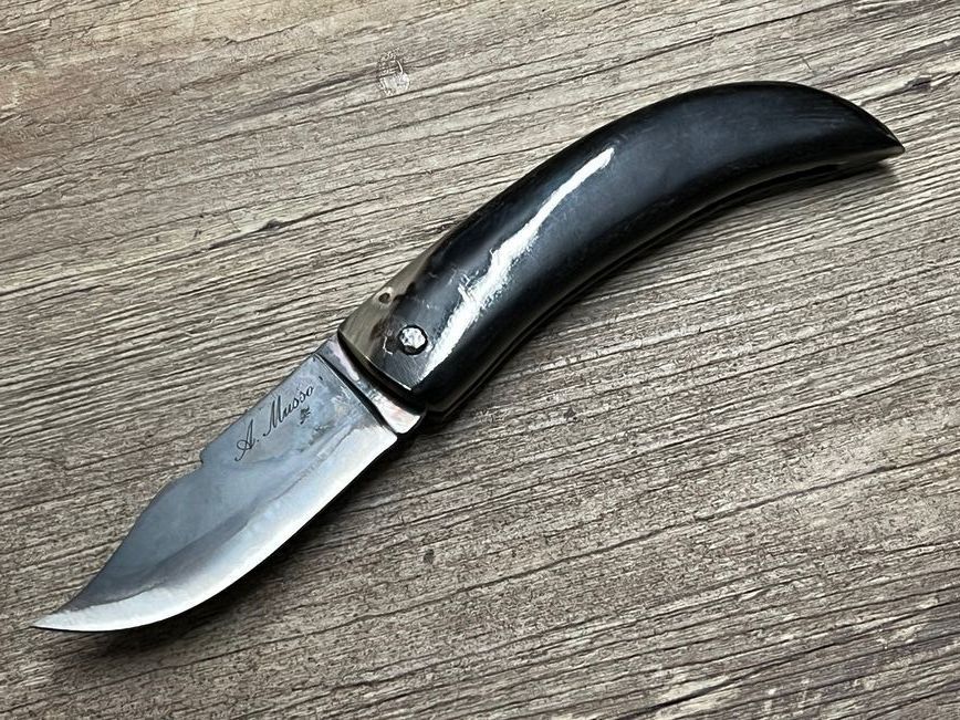 Cornicciolu , korsisches Hirtenmesser,  Griff regionale Hornspitze, roh belassene Karbonklinge, Alexandre Musso, Messer Nr. 1