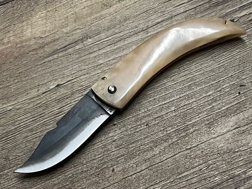 Cornicciolu , korsisches Hirtenmesser,  Griff Widderhorn, roh belassene Karbonklinge, Alexandre Musso, Messer Nr. 8