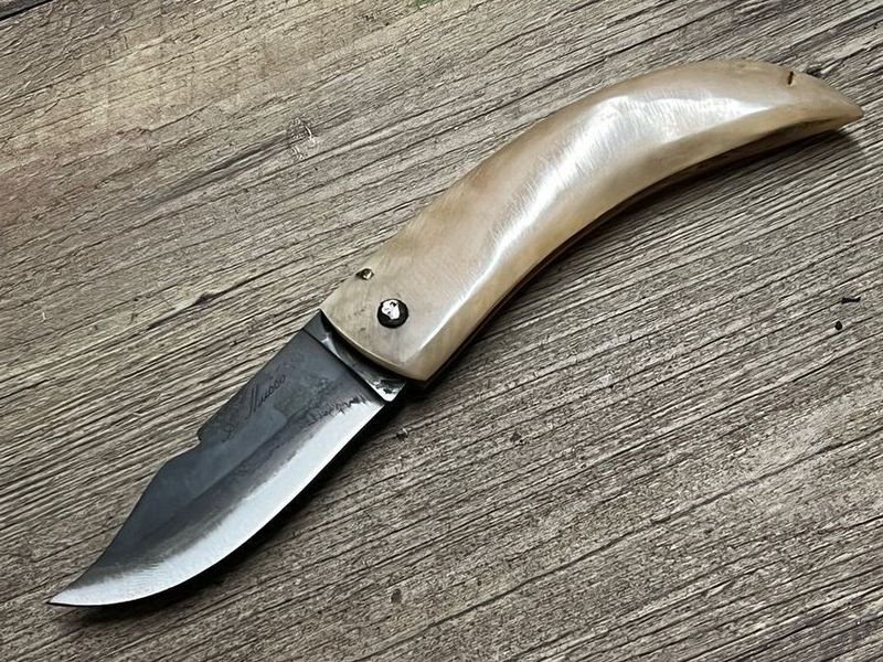 Cornicciolu , korsisches Hirtenmesser,  Griff Widderhorn, roh belassene Karbonklinge, Alexandre Musso, Messer Nr. 8