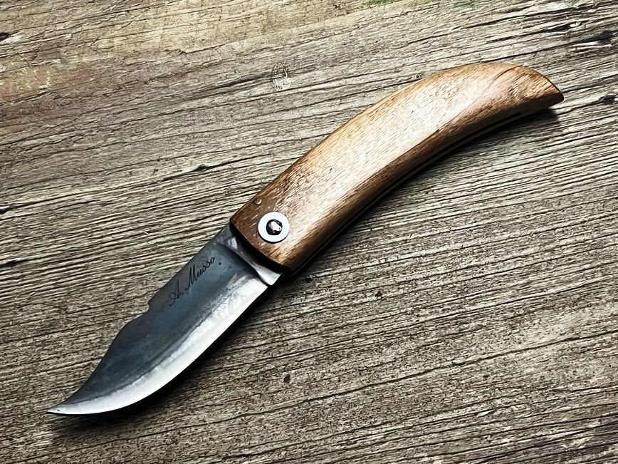 Cornicciolu  korsisches Hirtenmesser,  Griff französischer Nussbaum,  roh belassene Karbonklinge, Alexandre Musso, Messer Nr. 4