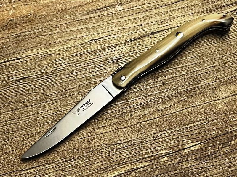 Laguiole en Aubrac 12 cm, Modell le Coupe, voller Griff, aus Teilen eines Porsche 901 von 1963 hergestellt, limitiert und nummeriert (1427), Griff geflammte Hornspitze Laguiole en Aubrac 12 cm, Modell le Coupe, voller Griff, aus Teilen eines Porsche 901 von 1963 hergestellt, limitiert und nummeriert (1427), Griff geflammte Hornspitze
