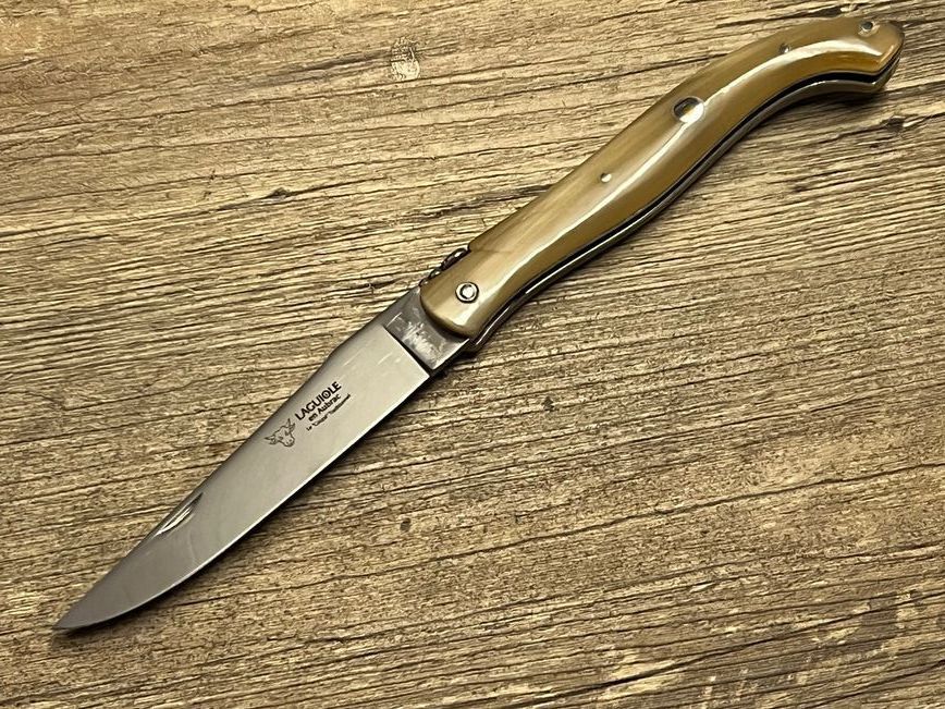 Laguiole en Aubrac 12 cm, Modell le Coupe, voller Griff, aus Teilen eines Porsche 901 von 1963 hergestellt, limitiert und nummeriert (1432), Griff geflammte Hornspitze