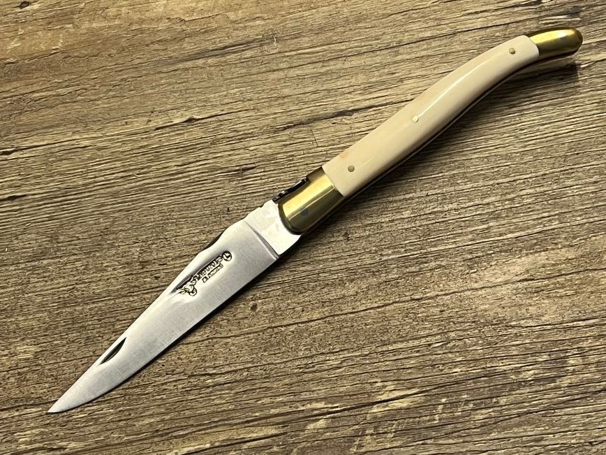 Laguiole en Aubrac , Sondermodell Juwel,  Griff Warzenschweinzahn, hochwertig ziseliertes Ressort und Biene, Messingmitres und Kupferplatine, Messer Nr. 1