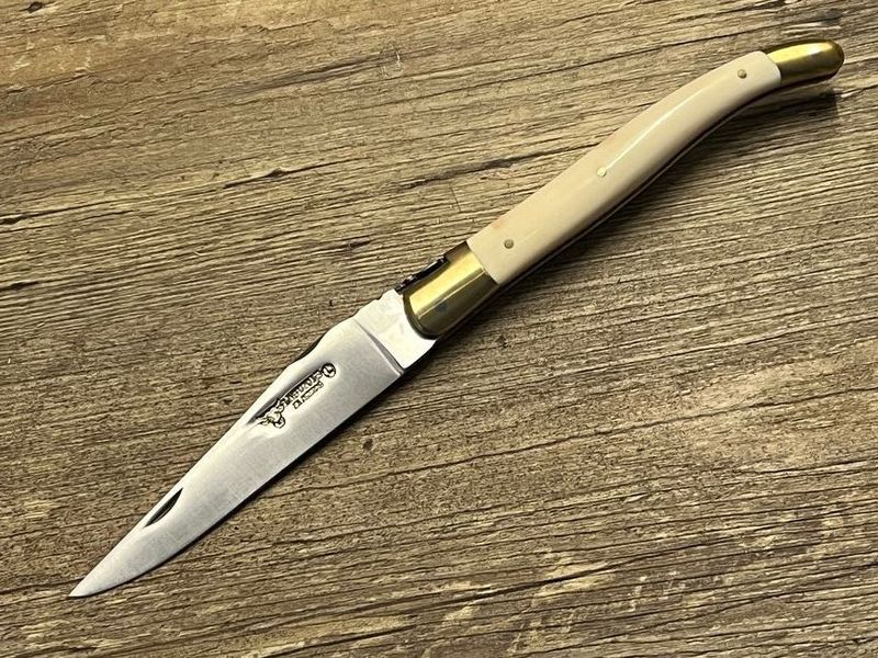 Laguiole en Aubrac , Sondermodell Juwel, Griff Warzenschweinzahn, hochwertig ziseliertes Ressort und Biene, Messingmitres und Kupferplatine, Messer Nr. 1 Laguiole en Aubrac , Sondermodell Juwel, Griff Warzenschweinzahn, hochwertig ziseliertes Ressort und Biene, Messingmitres und Kupferplatine, Messer Nr. 1