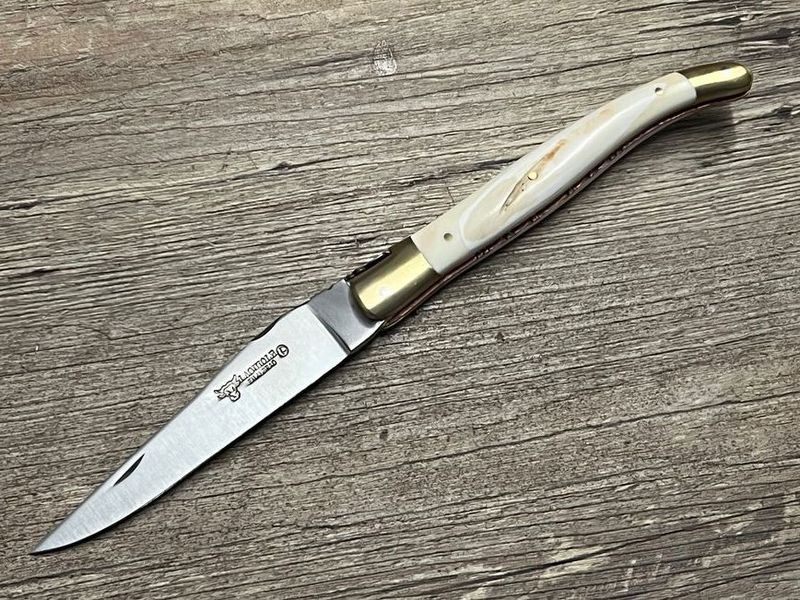 Laguiole en Aubrac , Sondermodell Juwel, Griff Warzenschweinzahn, hochwertig ziseliertes Ressort und Biene, Messingmitres und Kupferplatine, Messer Nr. 2 Laguiole en Aubrac , Sondermodell Juwel, Griff Warzenschweinzahn, hochwertig ziseliertes Ressort und Biene, Messingmitres und Kupferplatine, Messer Nr. 2