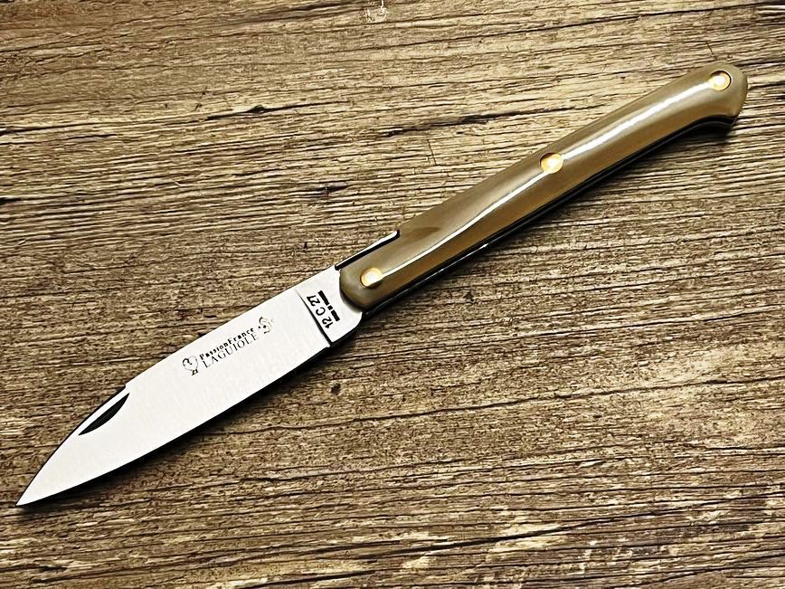 Das Laguiole 1850 mit Mouche oval, Griff Hornspitze, "...es war einmal..." Schmiede ARTO über PassionFrance