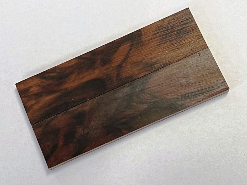 Griffschalen französischer Nussbaum für alle hier angebotenen Messerbausätze Griffschalen französischer Nussbaum für alle hier angebotenen Messerbausätze