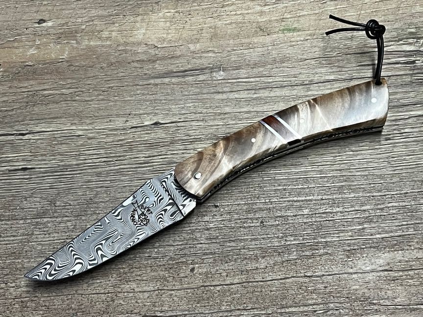 Das Camembert Luxe, limitiert und nummeriert, französisches Taschenmesser, Griff Pappelmaser cross-cut, Mitres-Centrale Amourette, Damastklinge Balbach, mit Ressortverzierung, Schmiede Guy Vialis