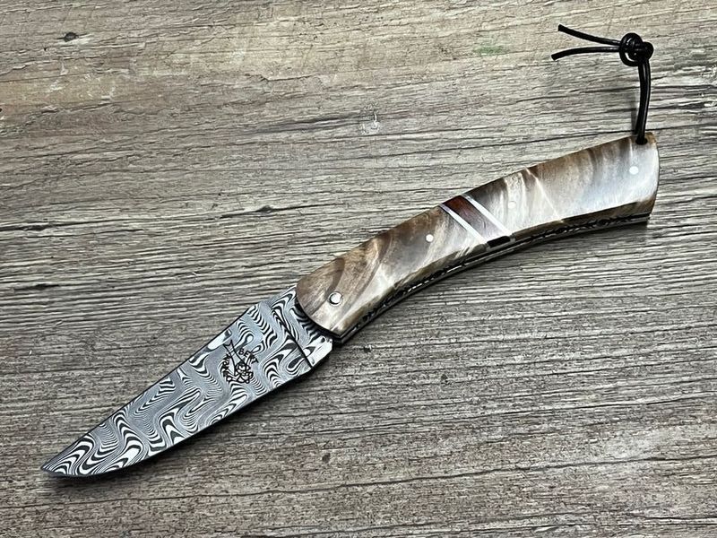 Das Camembert Luxe, limitiert und nummeriert, französisches Taschenmesser, Griff Pappelmaser cross-cut, Mitres-Centrale Amourette, Damastklinge Balbach, mit Ressortverzierung, Schmiede Guy Vialis Das Camembert Luxe, limitiert und nummeriert, französisches Taschenmesser, Griff Pappelmaser cross-cut, Mitres-Centrale Amourette, Damastklinge Balbach, mit Ressortverzierung, Schmiede Guy Vialis