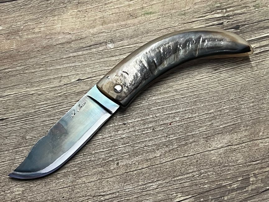 Großes Cornicciolu , korsisches Hirtenmesser,  Griff Widderhorn, roh belassene Karbonklinge, Alexandre Musso, Messer Nr. 2 A