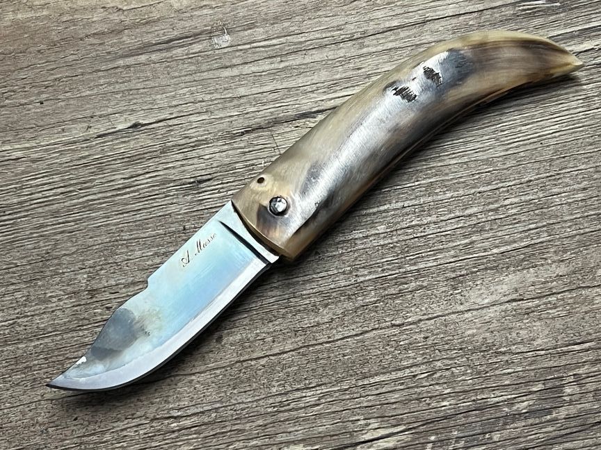 Cornicciolu , korsisches Hirtenmesser,  Griff Widderhorn, roh belassene Karbonklinge, Alexandre Musso, Messer Nr. 1
