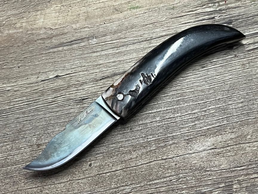 Cornicciolu , korsisches Hirtenmesser,  Griff Widderhorn, roh belassene Karbonklinge, Alexandre Musso, Messer Nr. 3