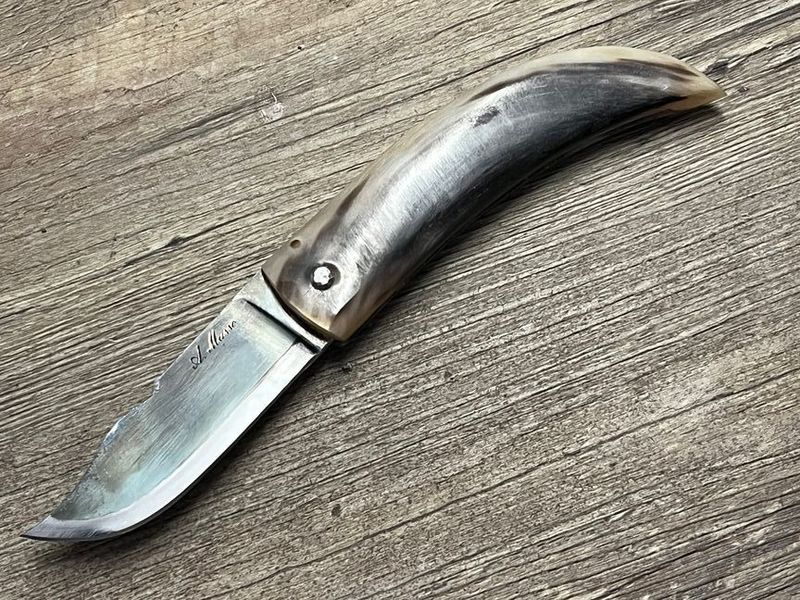 Cornicciolu , korsisches Hirtenmesser,  Griff Widderhorn, roh belassene Karbonklinge, Alexandre Musso, Messer Nr. 5