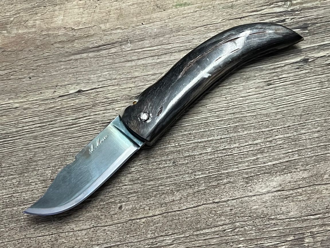 Cornicciolu , korsisches Hirtenmesser,  Griff Widderhorn, roh belassene Karbonklinge, Alexandre Musso, Messer Nr. 10
