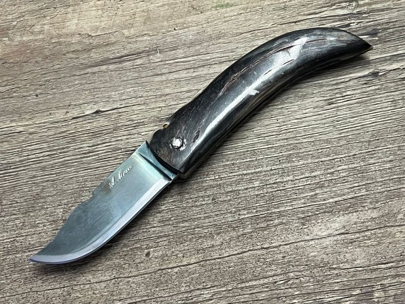 Cornicciolu , korsisches Hirtenmesser,  Griff Widderhorn, roh belassene Karbonklinge, Alexandre Musso, Messer Nr. 10