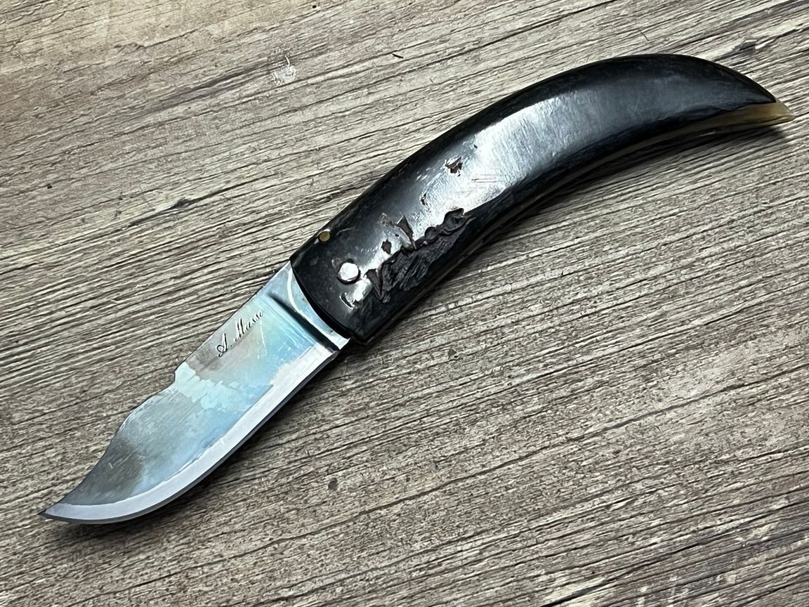 Cornicciolu , korsisches Hirtenmesser,  Griff Widderhorn, roh belassene Karbonklinge, Alexandre Musso, Messer Nr. 11