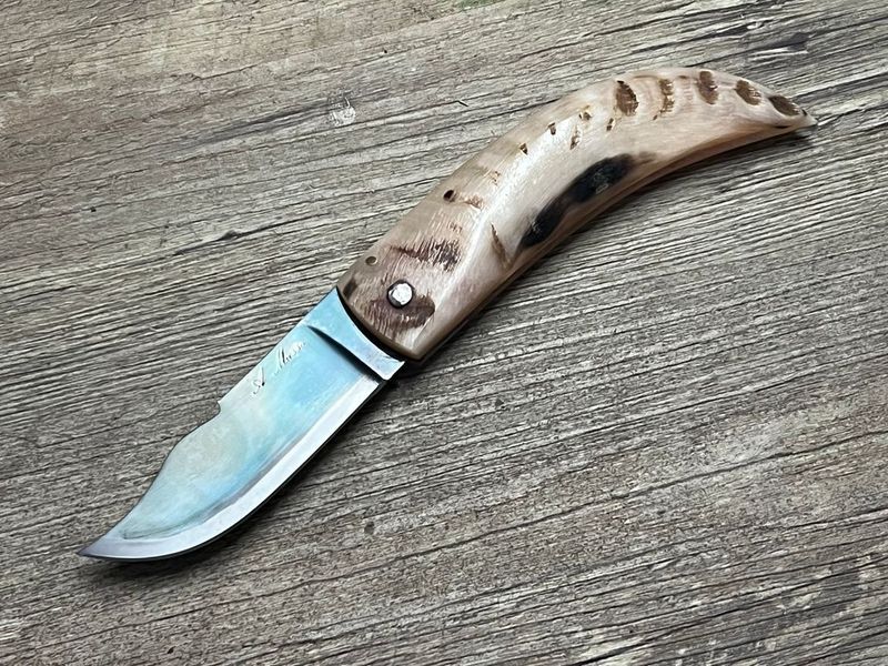 Cornicciolu , korsisches Hirtenmesser,  Griff Widderhorn, roh belassene Karbonklinge, Alexandre Musso, Messer Nr. 12