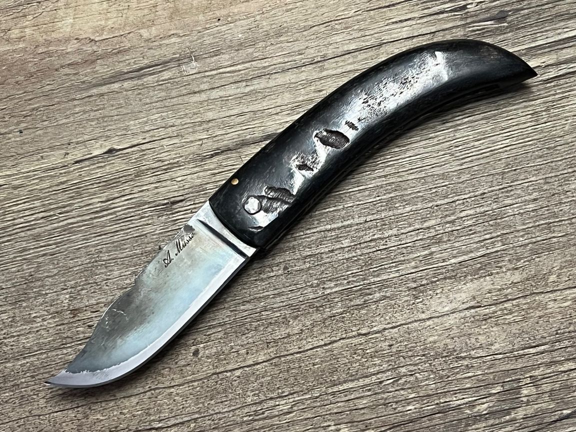 Cornicciolu , korsisches Hirtenmesser,  Griff Widderhorn, roh belassene Karbonklinge, Alexandre Musso, Messer Nr. 13