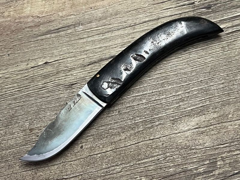 Cornicciolu , korsisches Hirtenmesser,  Griff Widderhorn, roh belassene Karbonklinge, Alexandre Musso, Messer Nr. 13