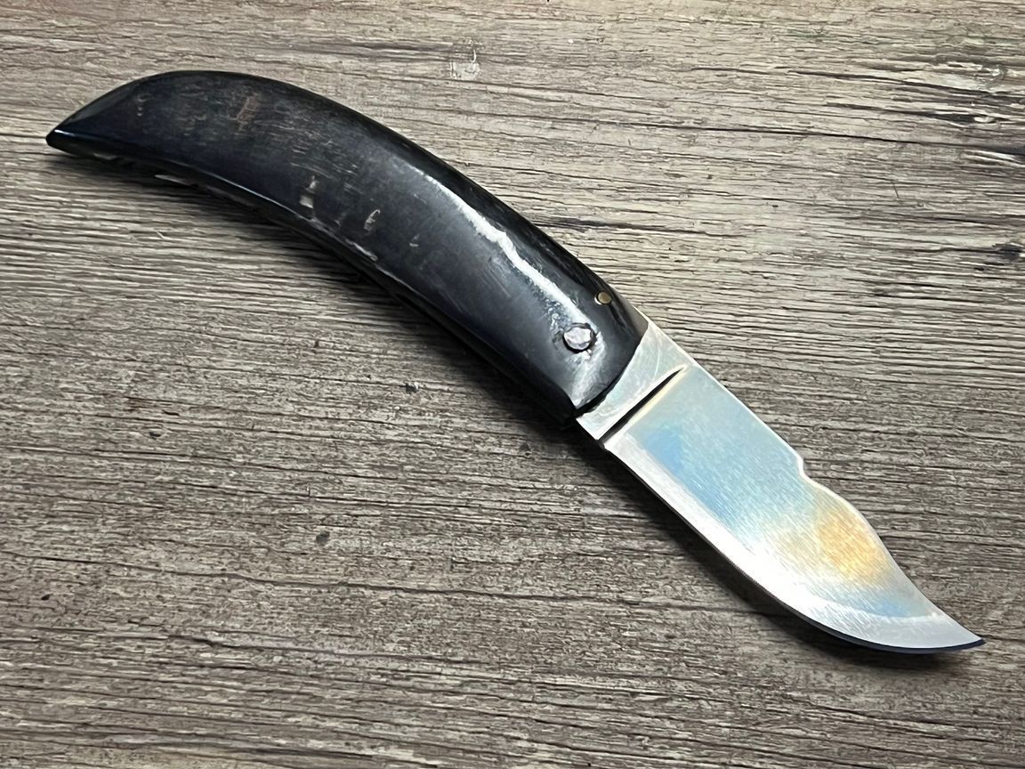 Cornicciolu , korsisches Hirtenmesser,  Griff Widderhorn, roh belassene Karbonklinge, Alexandre Musso, Messer Nr. 15