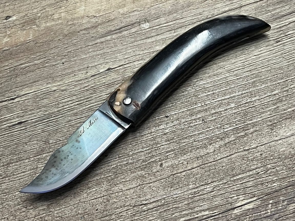 Cornicciolu , korsisches Hirtenmesser,  Griff Widderhorn, roh belassene Karbonklinge, Alexandre Musso, Messer Nr. 17